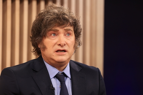 协助「收割」上亿美元的总统摇身一变成「傻白甜」?