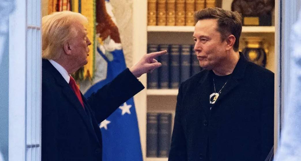 马斯克特朗普四天撕破脸,特斯拉血亏 1 万亿