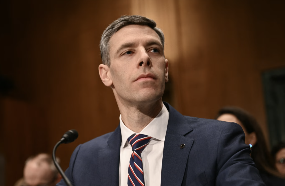 监管放权背后：特朗普官员推动加密融入银行体系的深层博弈