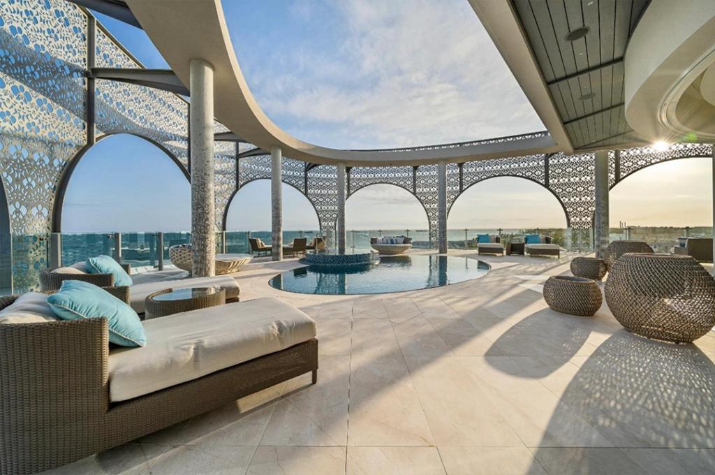 Did an angry investor create a fake listing for FTX CEO Sam Bankman-Fried's  ultra-luxe Bahamas penthouse? The breathtaking home of the 30 year old is  spread across 12,000 sq ft, it has