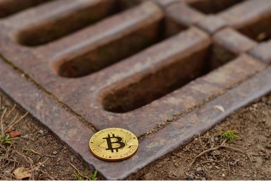 69,000 BTC for sale, risk-off sentiment surges—could Bitcoin drop to $70K?
