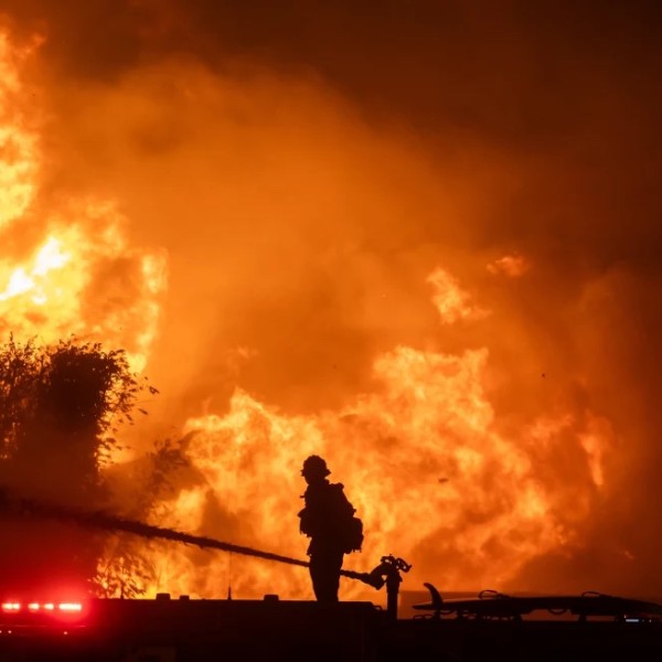 Los Angeles Fire Zone: Anxious Crypto Elites and Their Mansions in Peril