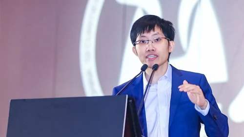 “我劝过梁文锋很多次，DeepSeek 要融资”