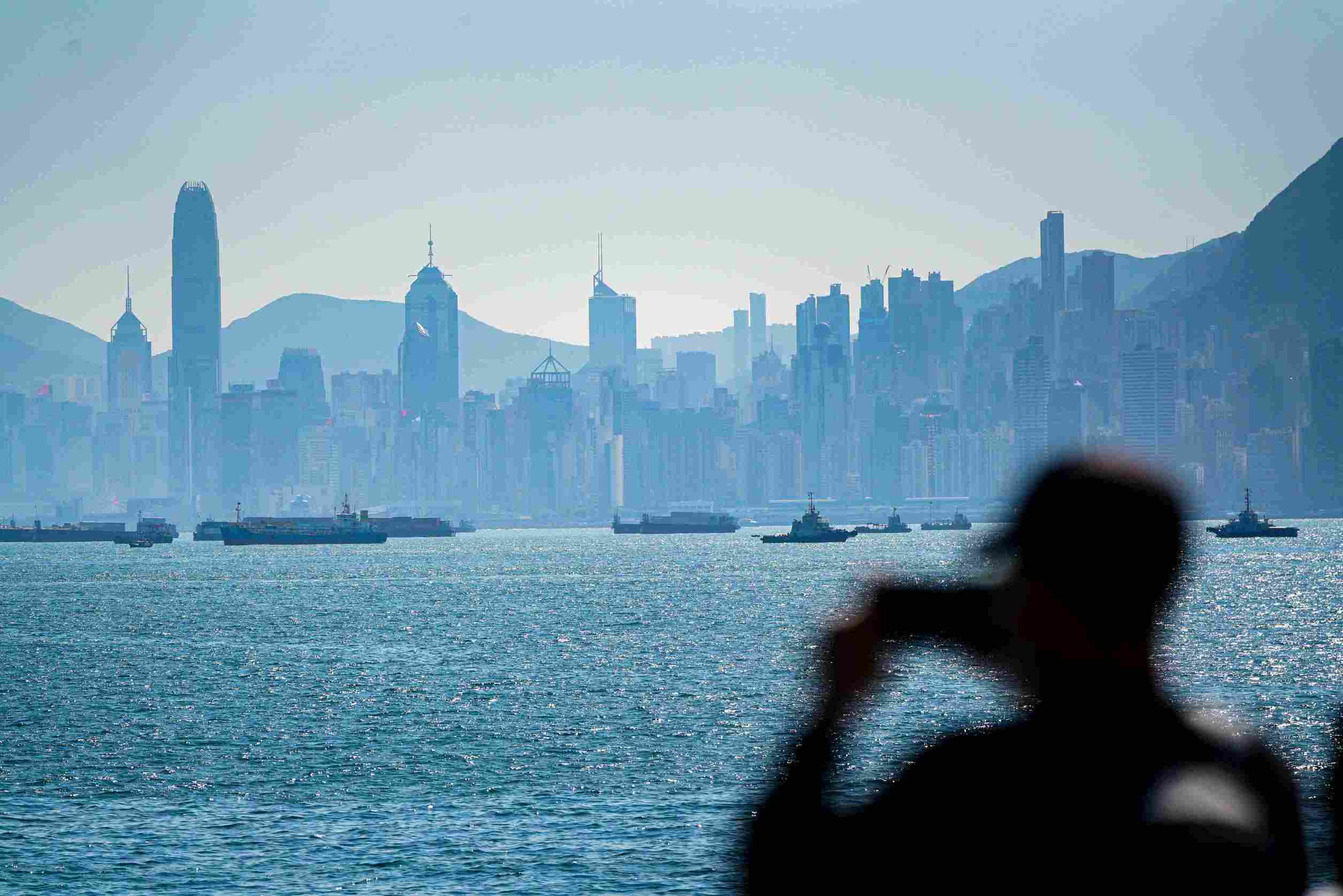 Can the "front shop, back factory" model combining Hong Kong and Shenzhen ensure compliance for Web3 startups?