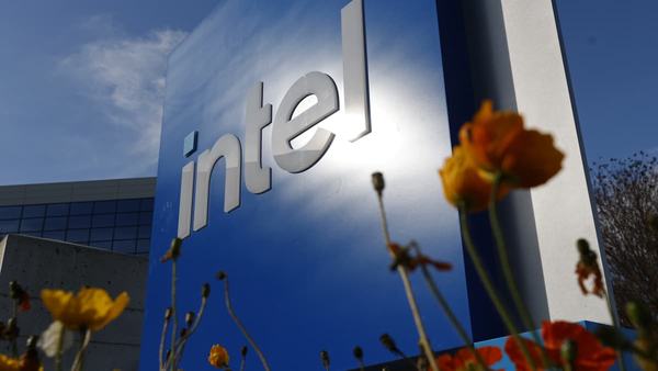 Intel connaît une hausse de 24 % en une seule journée, atteignant un nouveau plus haut historique, mais parmi les 34 analystes, seuls 6 osent émettre une recommandation « Acheter ».