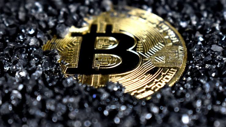 Le Bitcoin rebondit à 64 000 dollars, les attentes de hausse des taux de la Fed chutent-elles brusquement ?